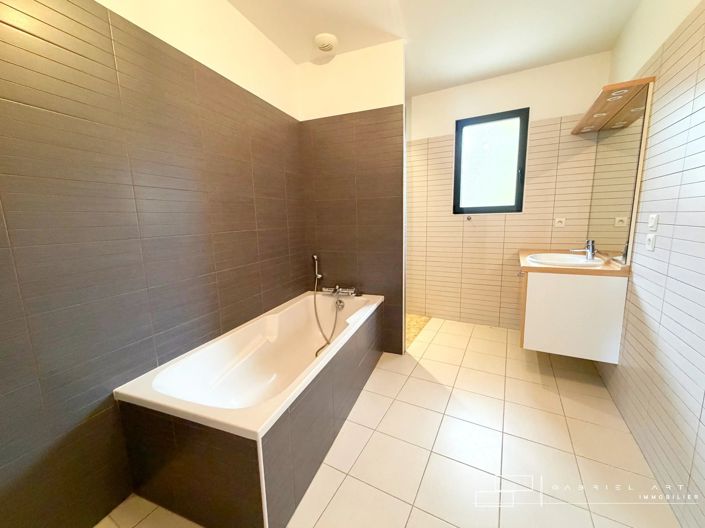 Image No.10-3 Bed House for sale