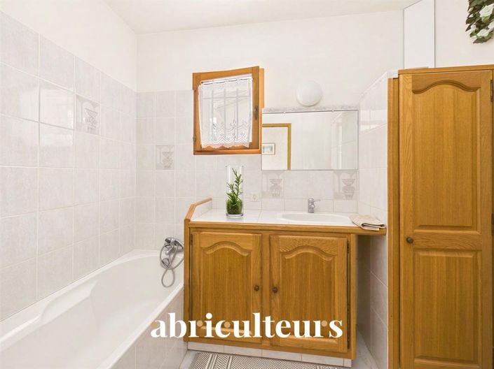 Image No.9-5 Bed House for sale