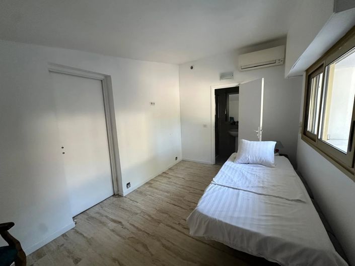 Image No.22-6 Bed House for sale