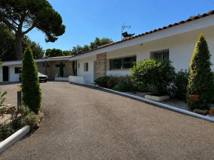 Image No.8-6 Bed House for sale