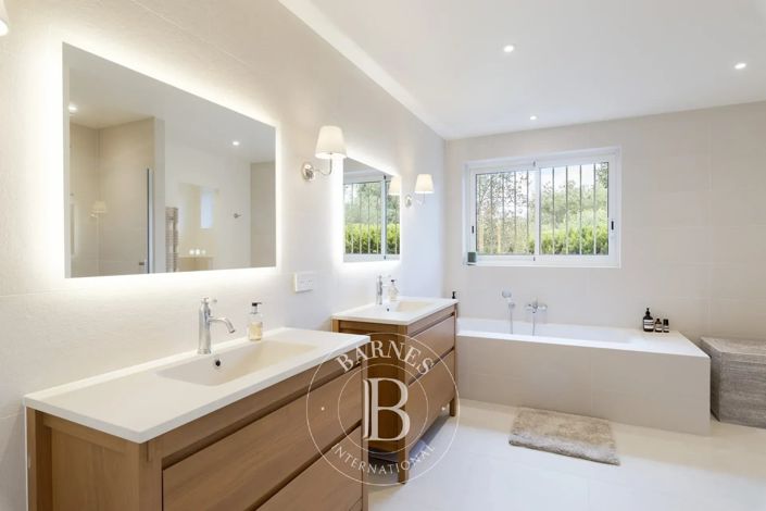 Image No.10-5 Bed House for sale