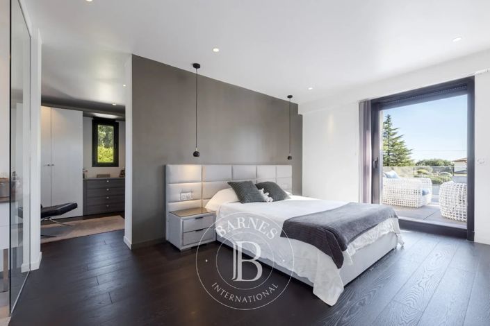 Image No.10-5 Bed House for sale
