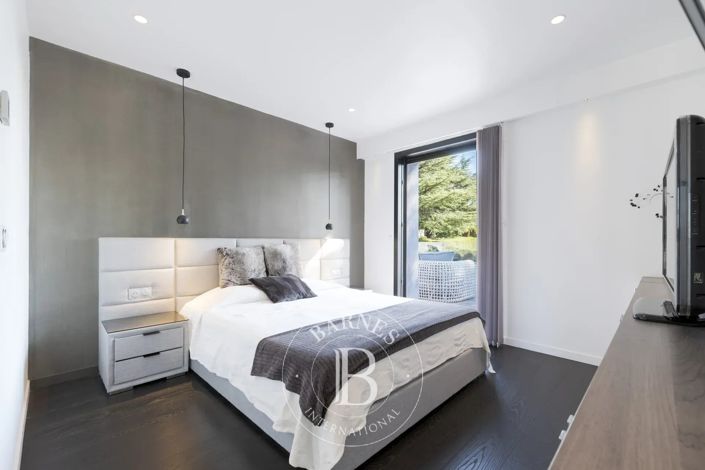 Image No.12-5 Bed House for sale
