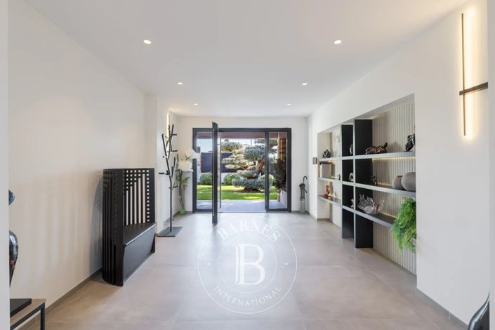 Image No.18-5 Bed House for sale