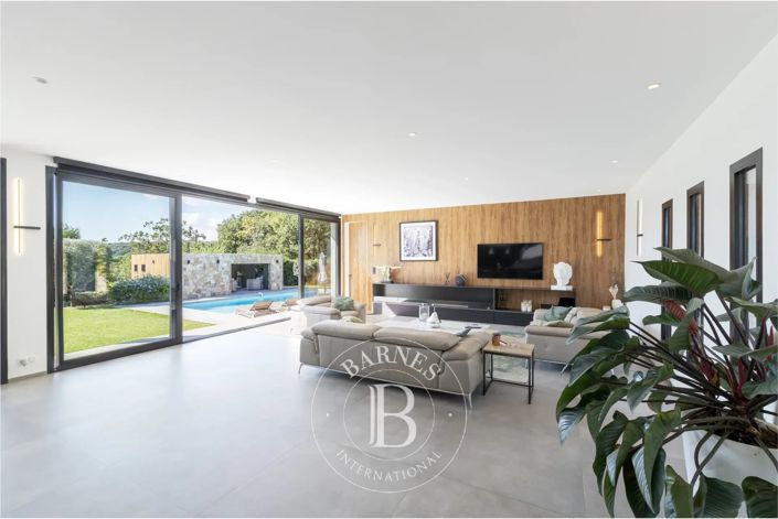 Image No.7-5 Bed House for sale