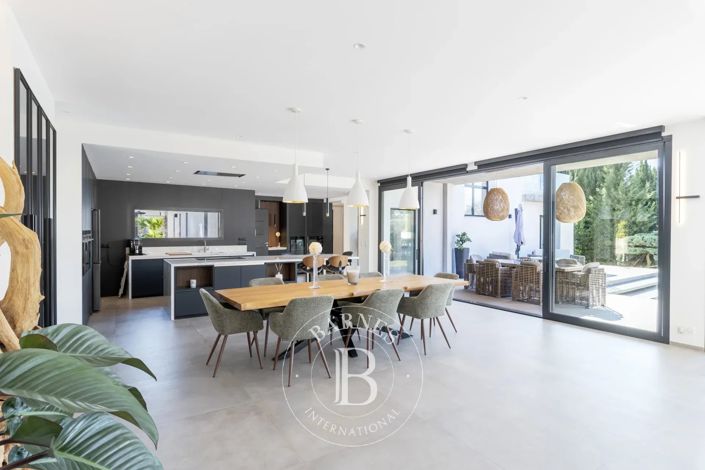 Image No.9-5 Bed House for sale
