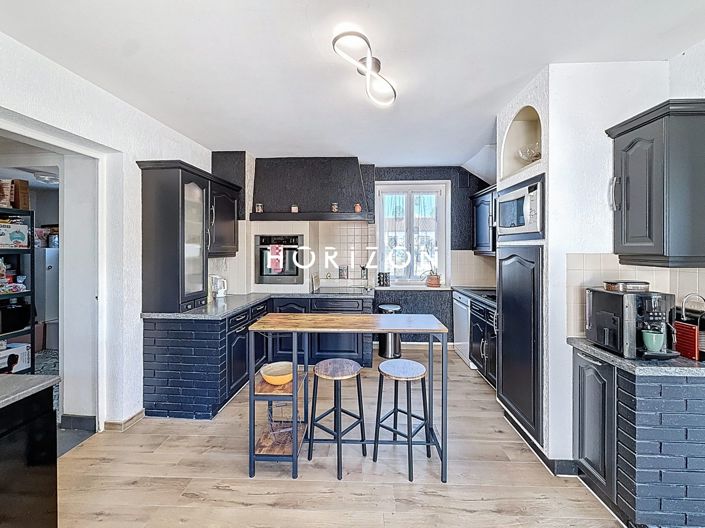 Image No.8-5 Bed House for sale