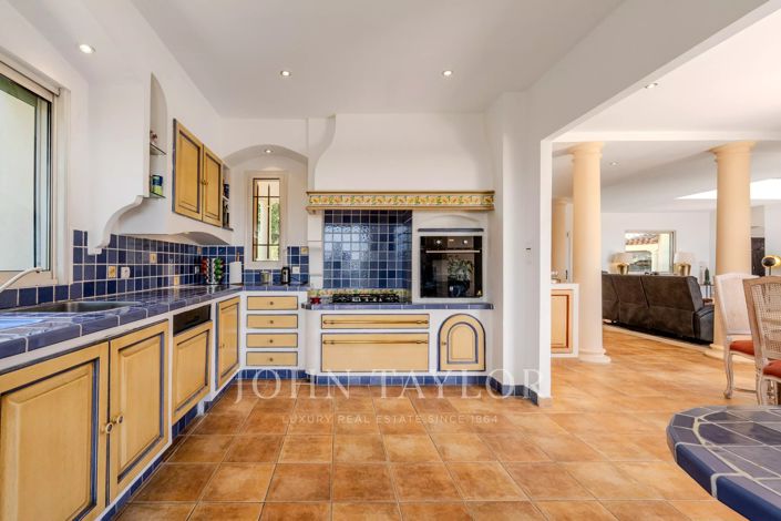 Image No.8-5 Bed House for sale