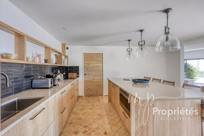 Image No.16-6 Bed House for sale