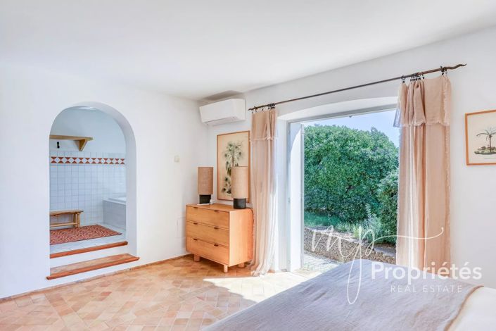 Image No.20-6 Bed House for sale