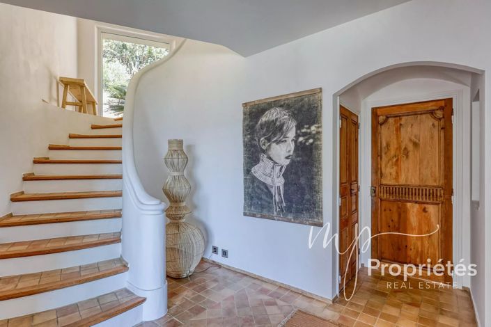 Image No.7-6 Bed House for sale