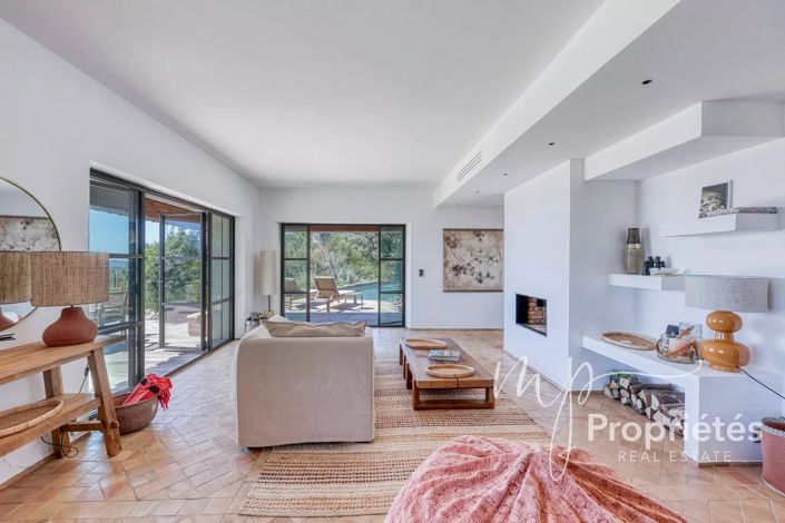 Image No.9-6 Bed House for sale