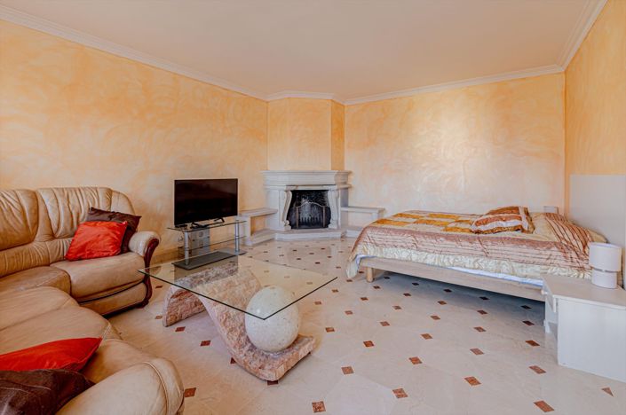 Image No.3-8 Bed House for sale