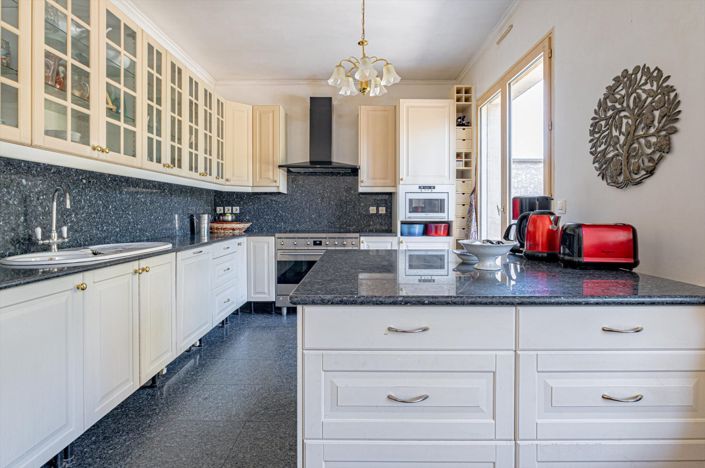 Image No.4-8 Bed House for sale