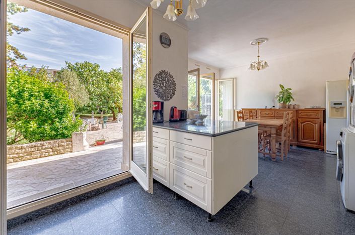 Image No.5-8 Bed House for sale