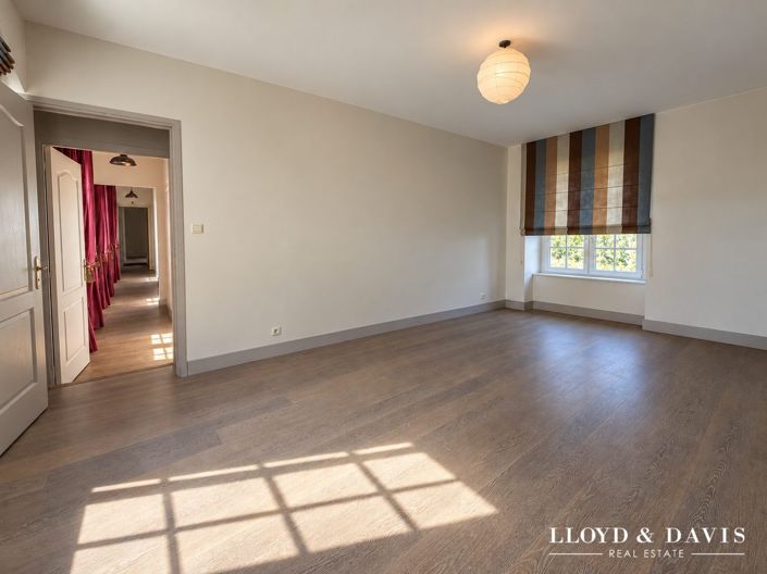 Image No.8-5 Bed House for sale