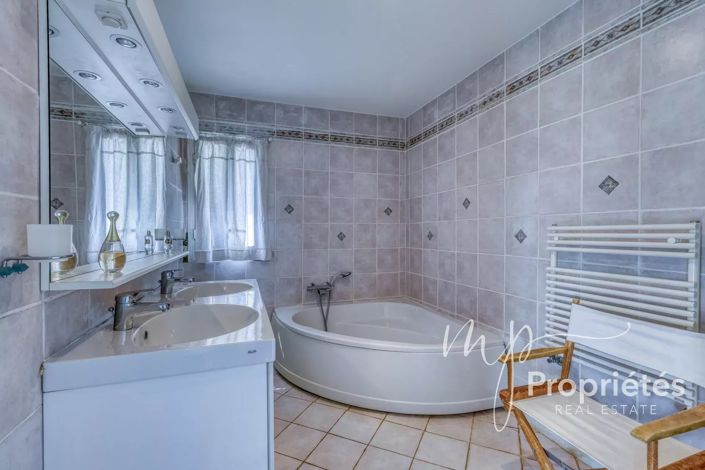 Image No.17-6 Bed House for sale