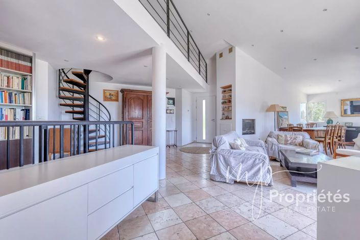 Image No.6-6 Bed House for sale
