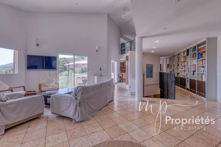 Image No.7-6 Bed House for sale