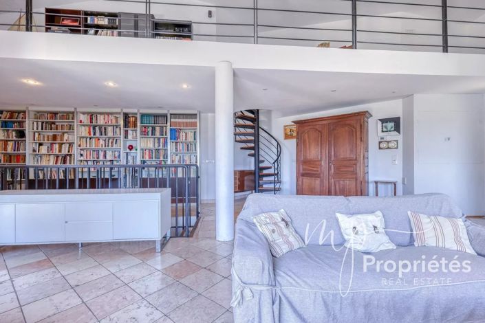 Image No.8-6 Bed House for sale