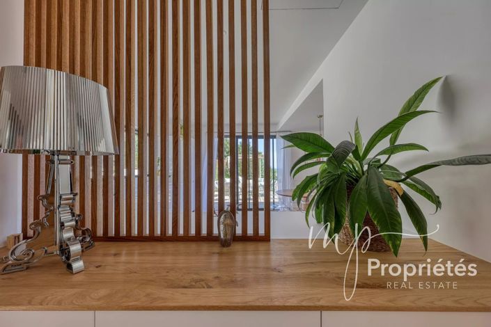 Image No.8-4 Bed House for sale