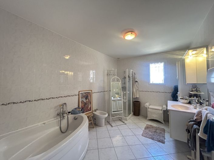 Image No.8-3 Bed House for sale