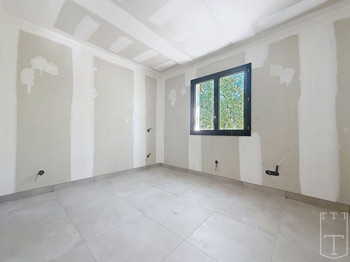 Image No.5-2 Bed House for sale