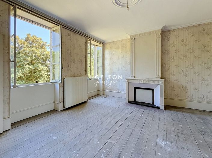 Image No.17-10 Bed Property for sale