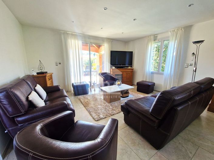 Image No.8-5 Bed House for sale