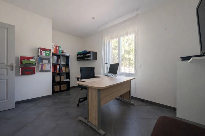 Image No.11-3 Bed House for sale
