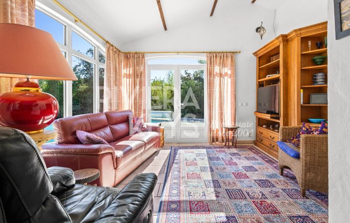 Image No.8-5 Bed House for sale