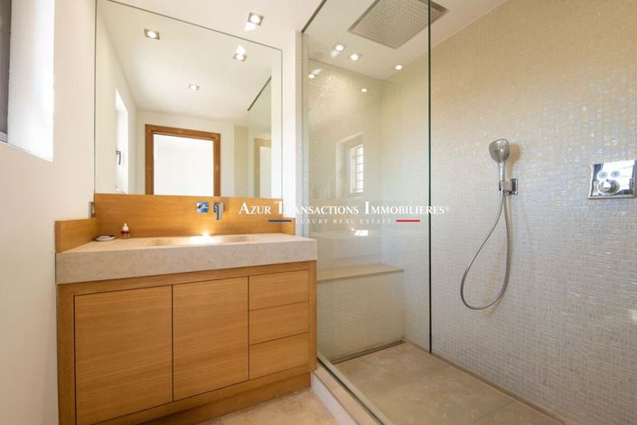 Image No.17-5 Bed House for sale