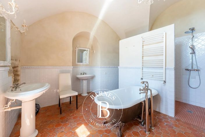 Image No.12-5 Bed Property for sale