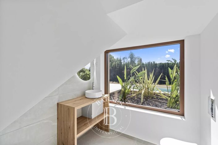 Image No.13-5 Bed House for sale