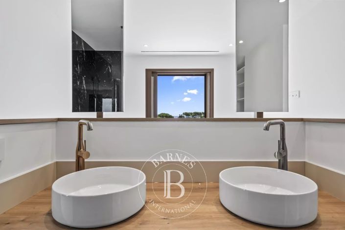 Image No.6-5 Bed House for sale