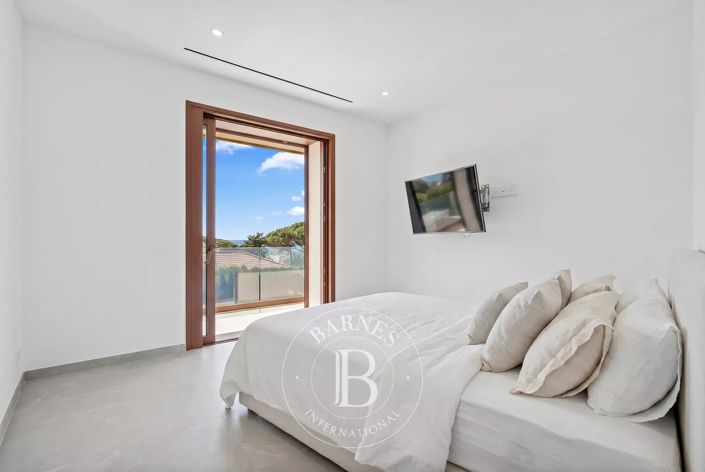 Image No.7-5 Bed House for sale