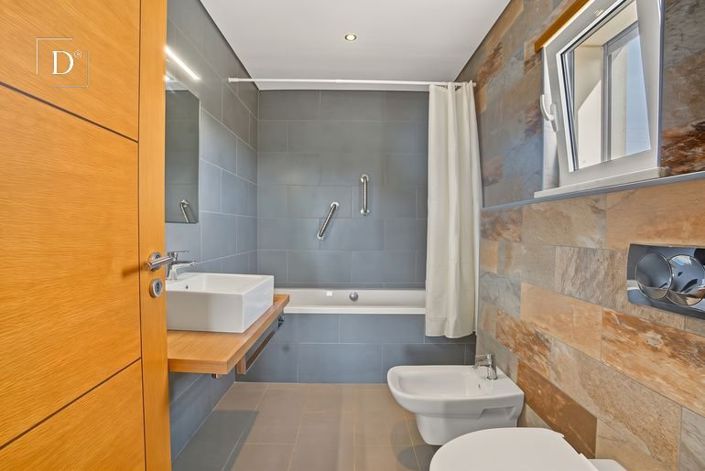 Image No.15-3 Bed House for sale