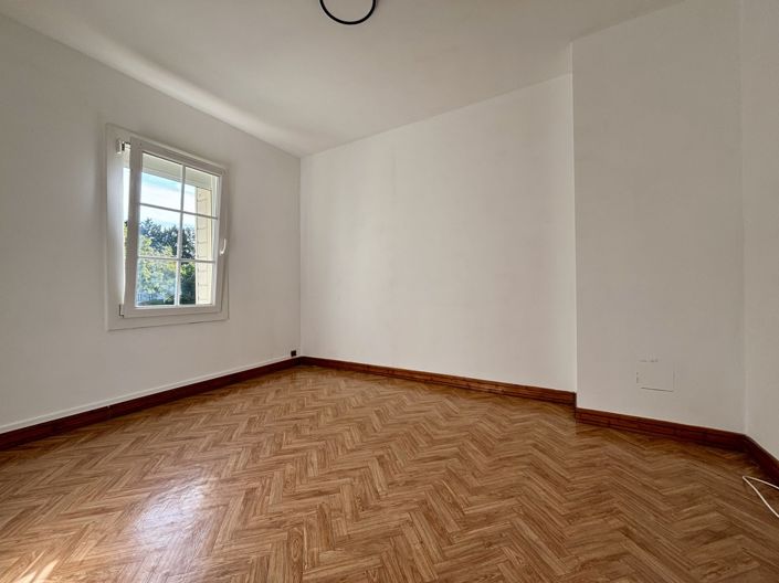 Image No.10-3 Bed House for sale