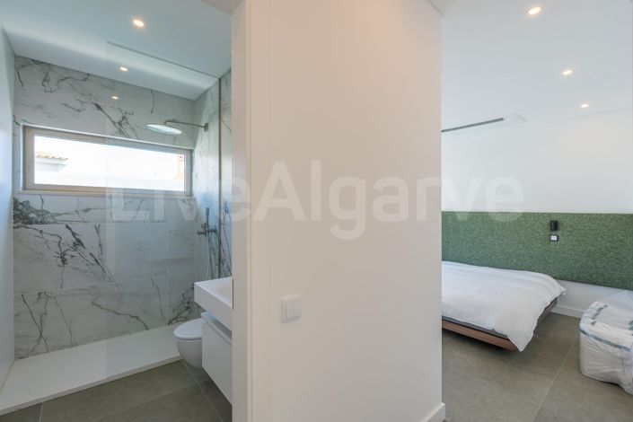 Image No.20-4 Bed House for sale