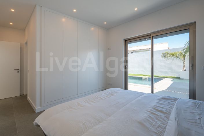 Image No.22-4 Bed House for sale