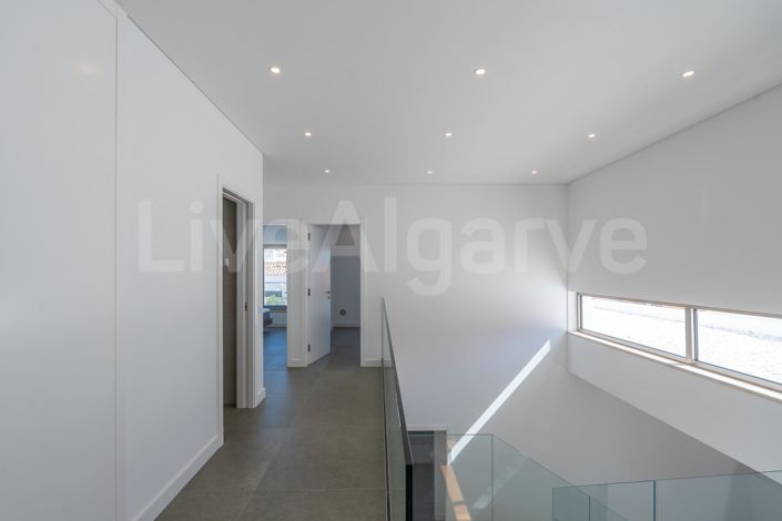 Image No.25-4 Bed House for sale