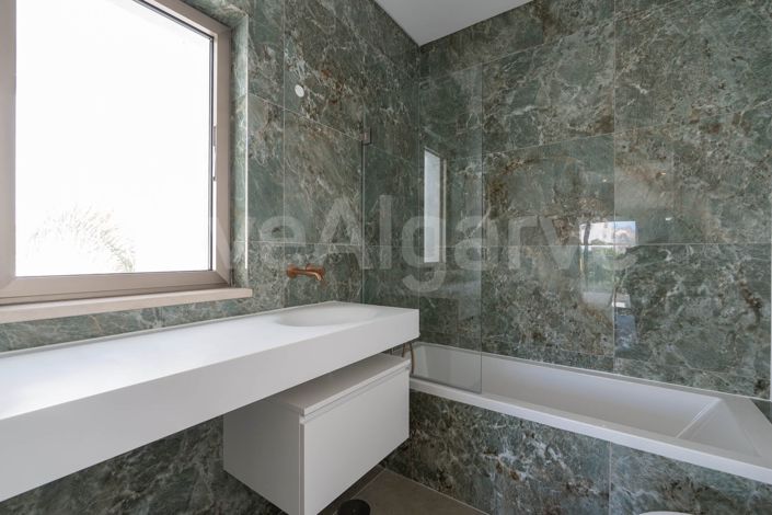 Image No.27-4 Bed House for sale