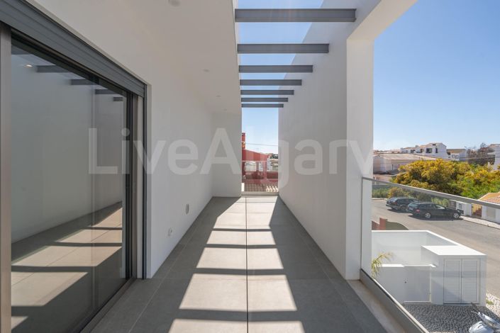 Image No.28-4 Bed House for sale
