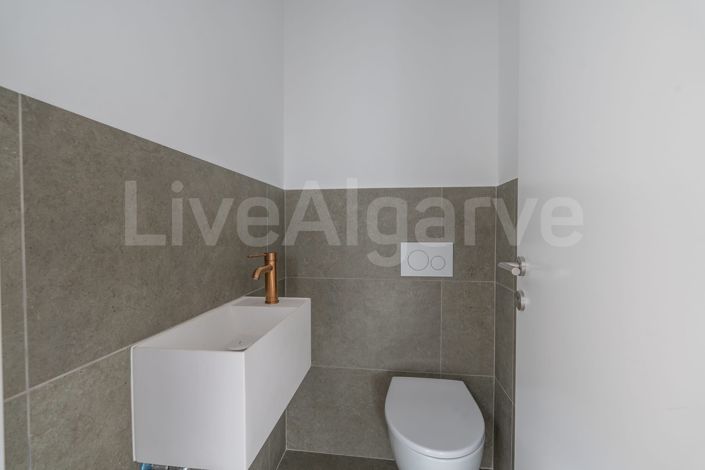 Image No.8-4 Bed House for sale