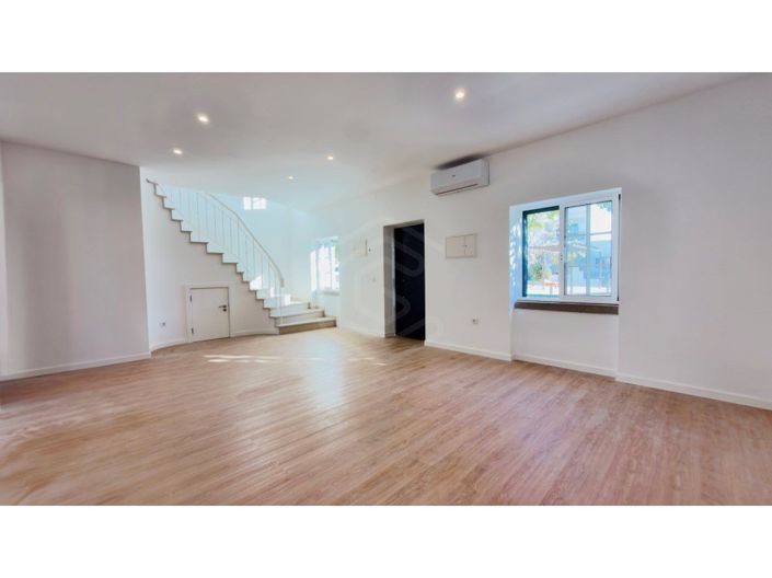 Image No.11-3 Bed House for sale