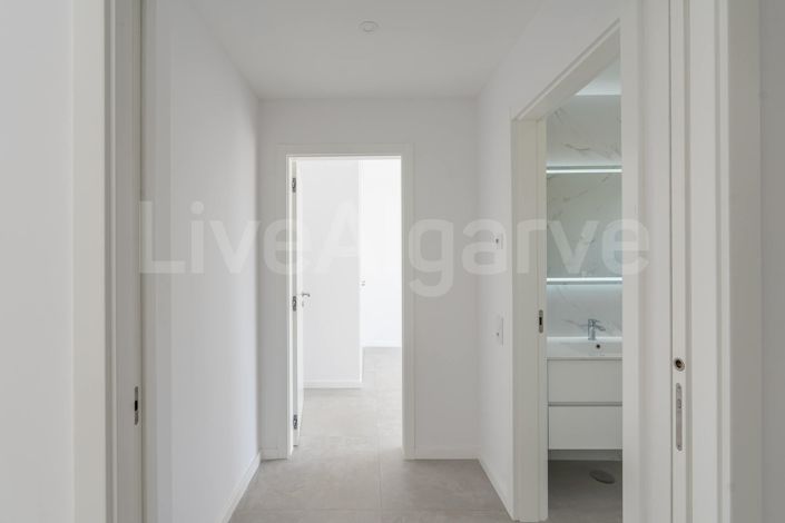 Image No.15-4 Bed House for sale