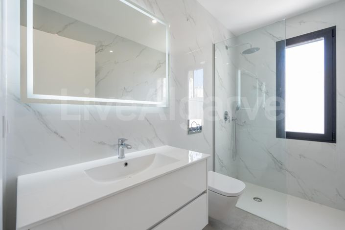 Image No.16-4 Bed House for sale