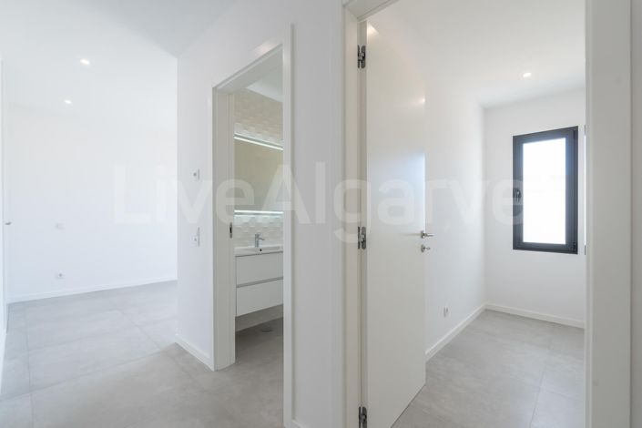 Image No.20-4 Bed House for sale
