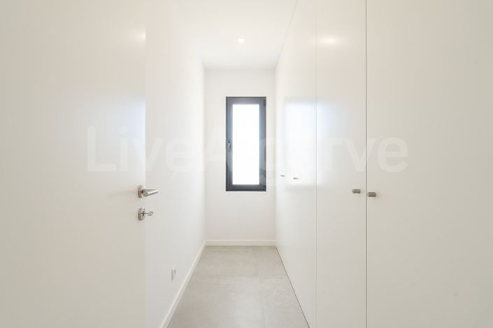 Image No.24-4 Bed House for sale