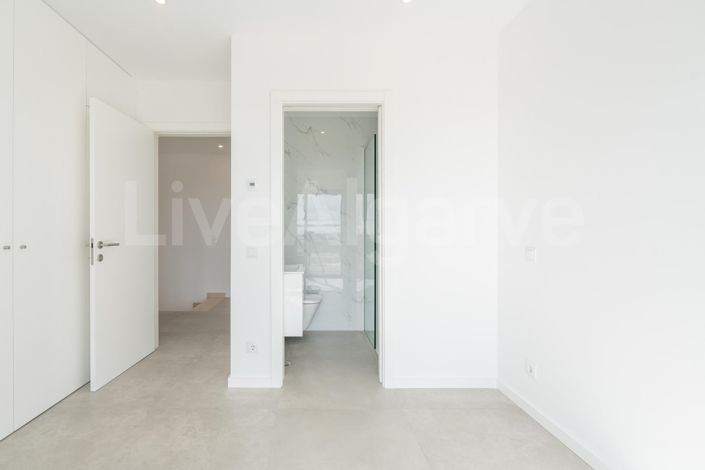 Image No.29-4 Bed House for sale